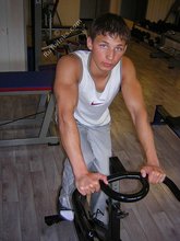 Muscly stud doing push-ups, working hard on cam