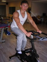 Muscly stud doing push-ups, working hard on cam