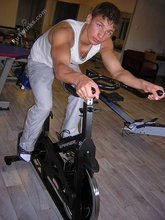 Muscly stud doing push-ups, working hard on cam