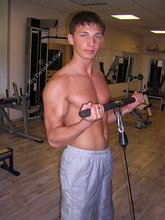 Muscly stud doing push-ups, working hard on cam