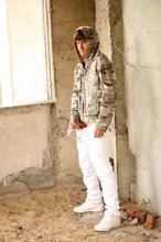 Twink in white pants showing off his ass on camera