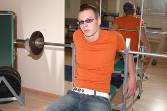 Cool shades twink posing shirtless in his gym