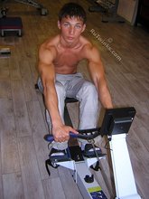 Muscular stud with a hot cock decides to pumps some iron
