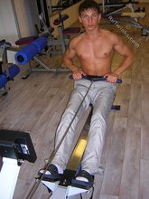 Muscular stud with a hot cock decides to pumps some iron