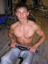 Muscular stud with a hot cock decides to pumps some iron