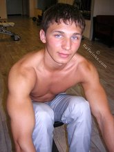 Muscular stud with a hot cock decides to pumps some iron