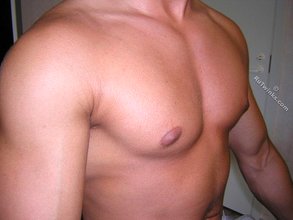 Muscular stud with a hot cock decides to pumps some iron