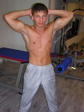 Muscular stud with a hot cock decides to pumps some iron
