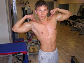 Muscular stud with a hot cock decides to pumps some iron