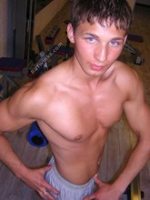 Muscular stud with a hot cock decides to pumps some iron