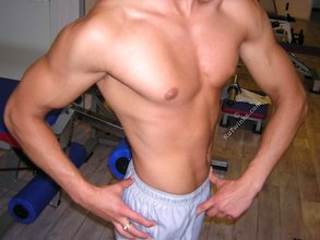 Muscular stud with a hot cock decides to pumps some iron