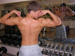 Muscular stud with a hot cock decides to pumps some iron