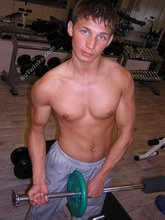 Muscular stud with a hot cock decides to pumps some iron