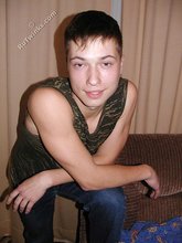 Square-jawed twink posing shirtless for you