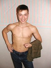 Square-jawed twink posing shirtless for you