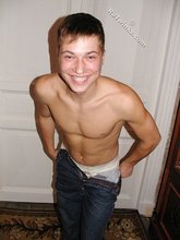 Square-jawed twink posing shirtless for you
