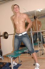 Oily body twink flexing and seducing the viewer