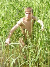 Blue-eyed twink showing off his sexy feet outdoors
