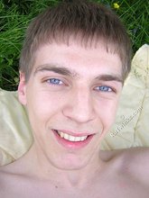 Blue-eyed twink showing off his sexy feet outdoors