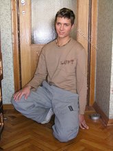 Short-haired twink with a pretty face shows his soles and ass