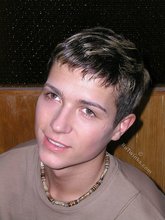 Short-haired twink with a pretty face shows his soles and ass