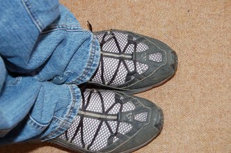 Dude in sexy sneakers ends up flashing his gorgeous feet on camera
