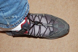 Dude in sexy sneakers ends up flashing his gorgeous feet on camera
