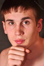 Horny guy shows off his wrinkly feet and soles on camera