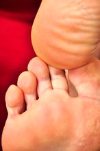 Horny guy shows off his wrinkly feet and soles on camera