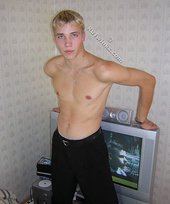 Blond-haired twink with green eyes gets naked on cam
