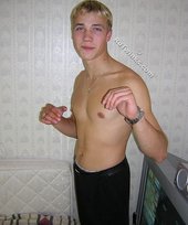 Jacked-up twink shows his beautiful upper body