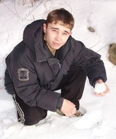 Gorgeous twink posing while squatting outdoors