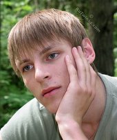Blue-eyed twink shows his sexy shirtless body outdoors