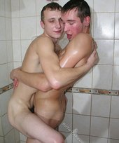Two naked twinks are making out in the shower