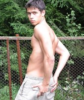 Black t-shirt twink shows his jacked-up body outdoors
