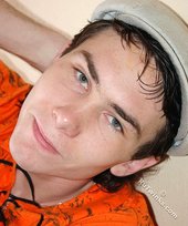 Gangsta twink showing his armpits and abs on cam