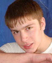 Beautiful body twink flashing his abs on camera