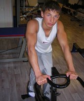 Muscly stud doing push-ups, working hard on cam