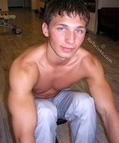 Muscular stud with a hot cock decides to pumps some iron