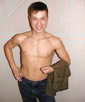 Square-jawed twink posing shirtless for you