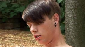 Twink with a grandma-like hairdo sucking on a fat boner outdoors